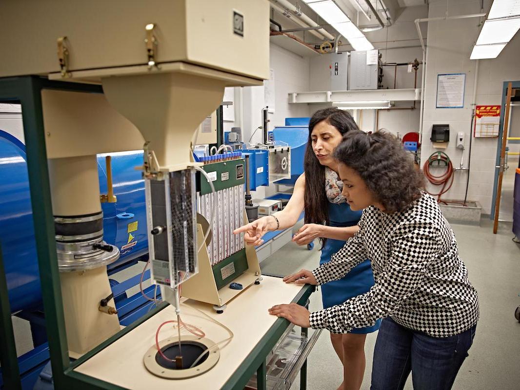 Student and im体育 in a lab